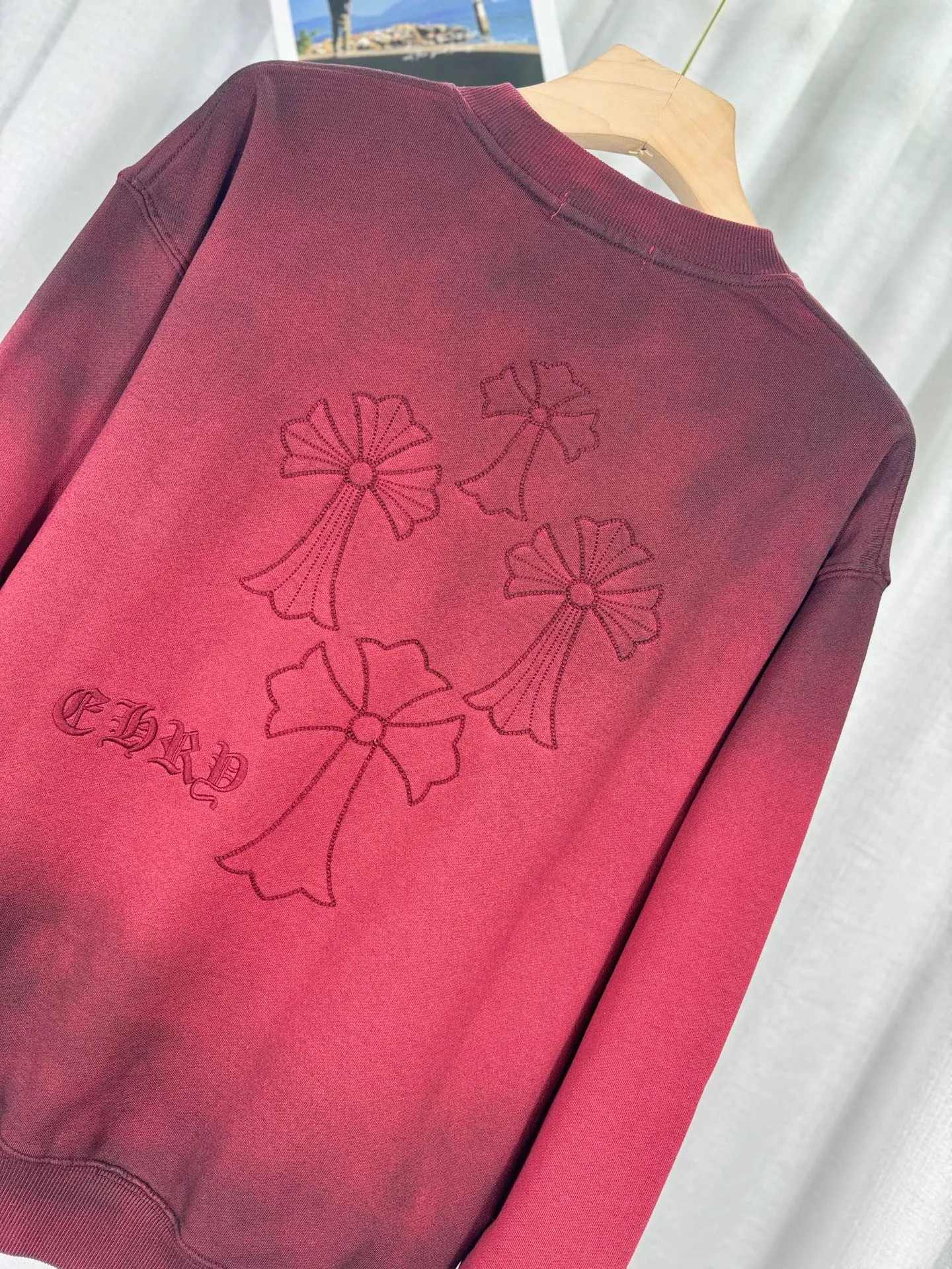 P260 top version, real shot without P, ​​different from market currency) 𝗖𝗵𝗿𝗼𝗺𝗲 𝗛𝗲𝗮𝗿𝘁𝘀/Cro Heart 2025 washed patch embroidery autumn and winter new original single counter American laser burnt 3D three-dimensional color embroidered couple casual sweatshirt 👑The highest version! Customized fabric 430g tripe terry fabric! American acid-washed and distressed original fabric laser burnt ✟appliqué embroidery and exquisite embroidery of letters! The best-selling model in the counter, very comfortable to wear. Accessories: original molded and authenticated collar label➕100% silk wash label. Genuine purchase-grade original hangtag➕matching hanging rope➕3D hanging beads➕original packaging bag. Craftsmanship: The original version has consistent wiring! The highest version of the armhole matching technique! Color: Red Black Size: S M L XL Style No.: 9309